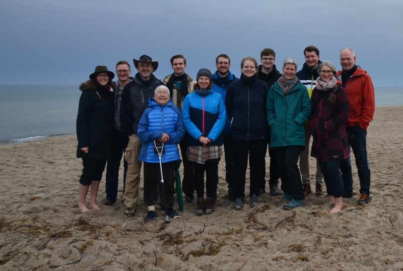 Familienfoto am Strand: 13 Personen aus 3 Generationen