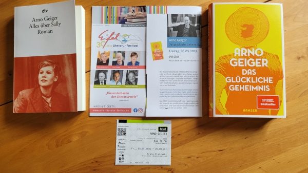 Bücher von Arno Geiger und Eintrittskarten mit Flyer für das Eifel-Literaturfestival 2024