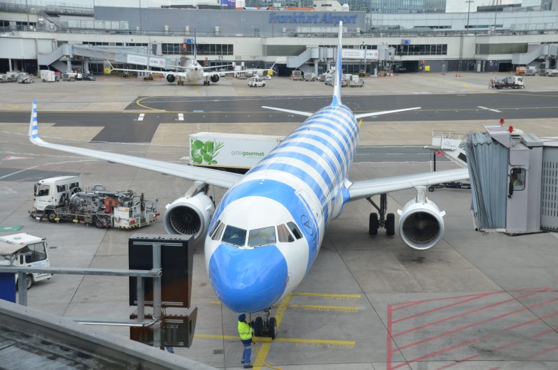 Eine blau-weiß gestreifte Maschine von Condor am Frankfurter Flughafen.