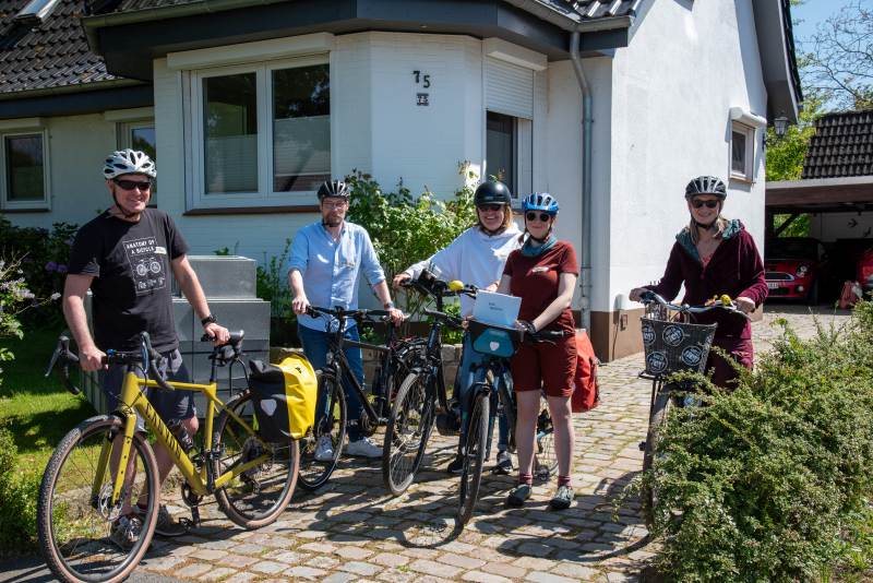 Fünf Personen starten zu einer Fahrradtour.