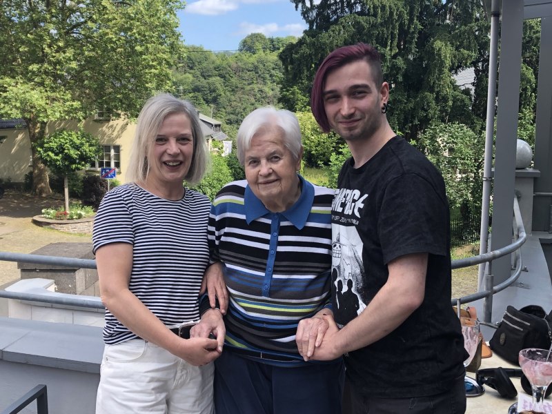 Drei Generationen: Tochter mit Mutter in der Mitte und Sohn rechts