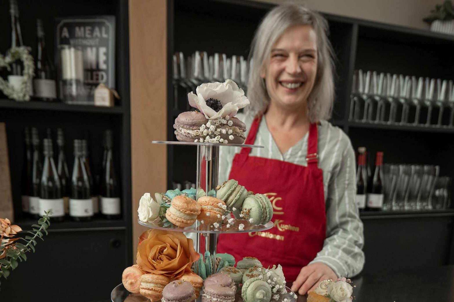 Bäckerin hinter einem von ihr gestalteten Sweet Table