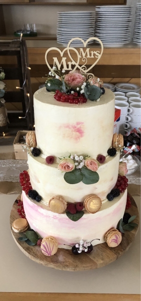 Dreistöckige Hochzeitstorten mit Früchten, Blüten und individueller Dekoration