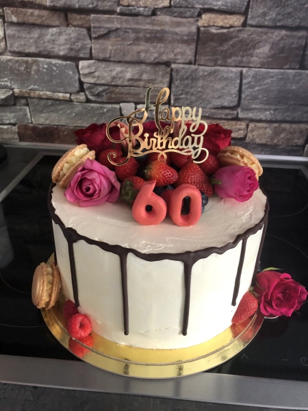 Individuelle Torten für Geburtstage mit Jahreszahl, Tieren, Blüten und besonderen Wünschen der Kunden, Drip Cakes