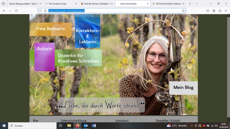 Startseite von www.gabi-kremeskoetter.de - Gabi schaut durch eine Herzrebe an der Mosel.