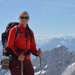 Wanderin vor Alpenpanorama unterhalb der Zugspitze